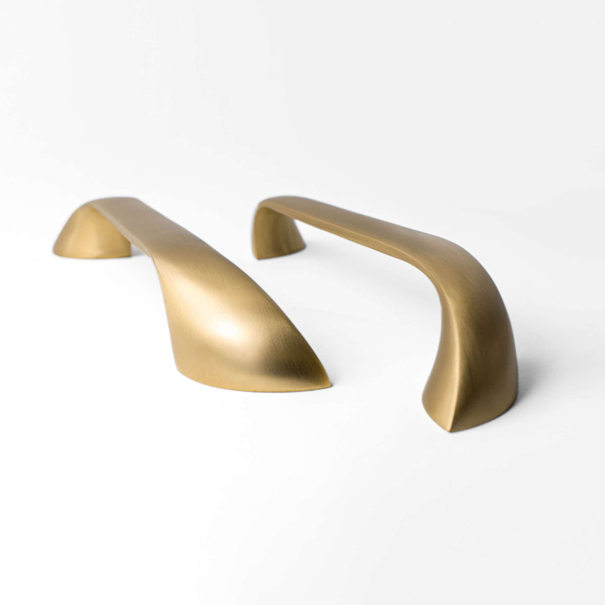 Twist, Solid Brass Cabinet Pulls
Meet our new line of Verge Edge Pulls. Similar in weight and feel to our Grip Edge pull, but now available at more accessible price. The solid and heavy brass copullTwist, Solid Brass Cabinet Pulls