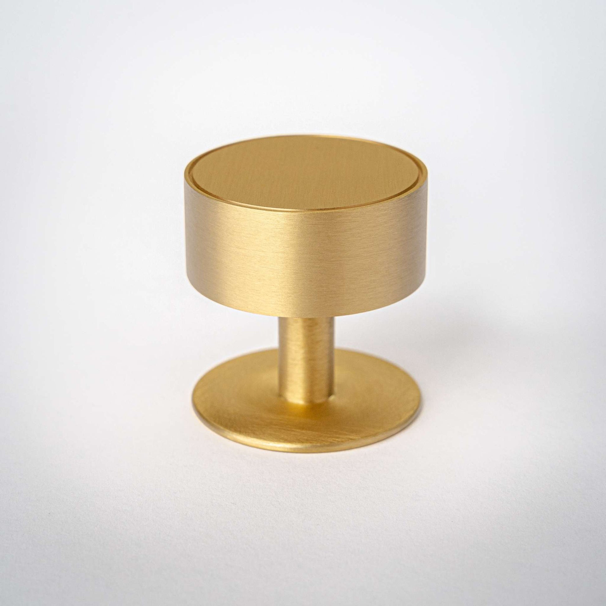 Gateau, Solid Brass Knobs
Our Gateau Knob is a distinctive take on the traditional cabinet knob. A perfect design to adorn transitional cabinet doors and drawers.
This product is not avKnobGateau, Solid Brass Knobs