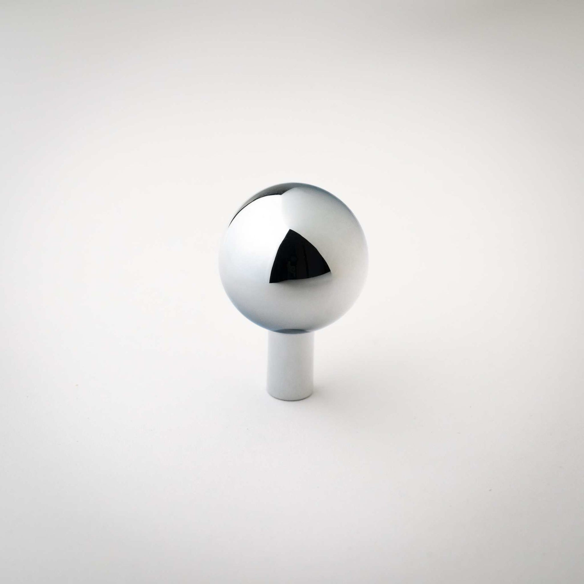 Dumas, Solid Brass Ball Knobs
Bring ideal equilibrium to contain all the volatility with Dumas.  The uniform expression brings tranquility, shining best in rooms beset by heat and light. It alKnobDumas, Solid Brass Ball Knobs