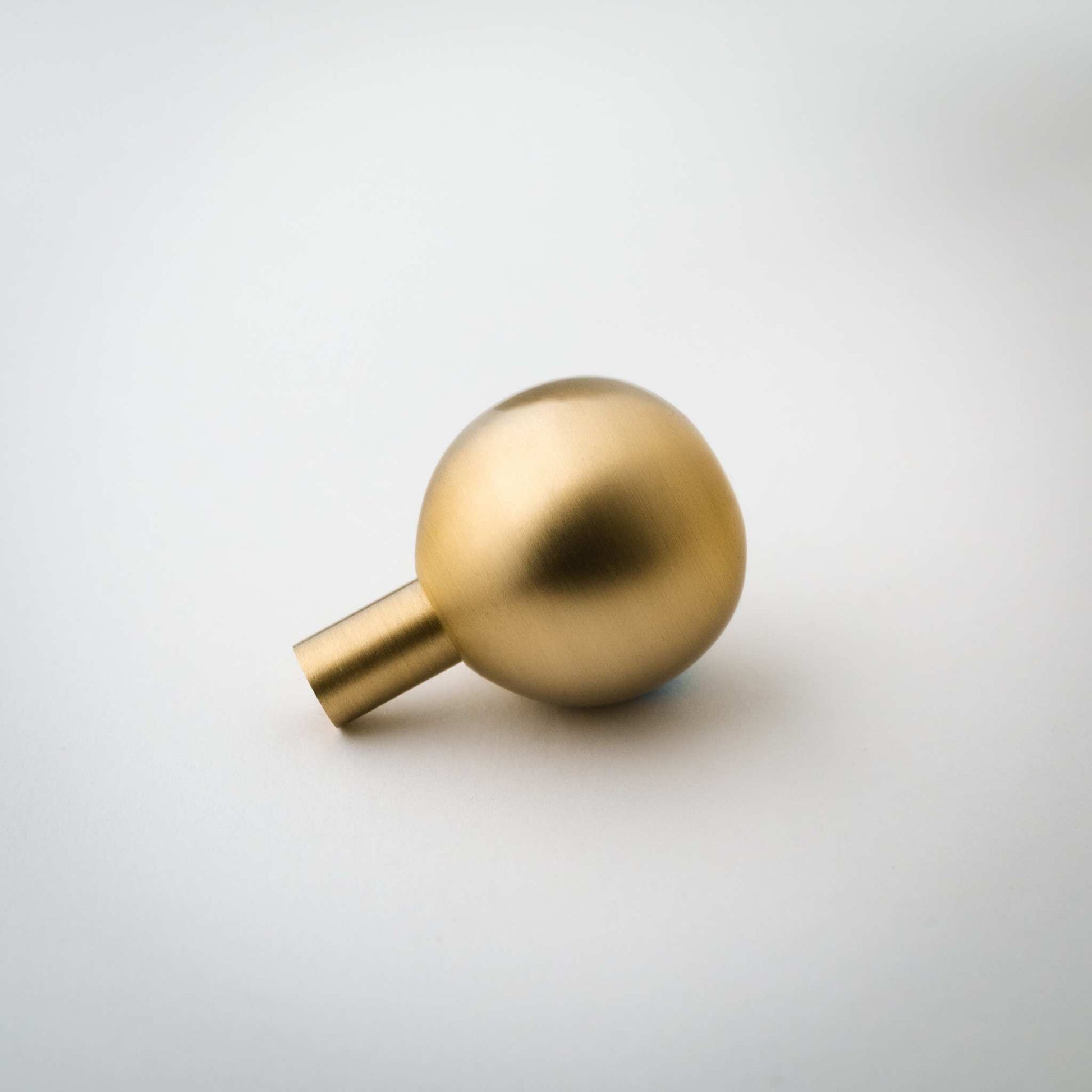 Dumas, Solid Brass Ball Knobs
Bring ideal equilibrium to contain all the volatility with Dumas.  The uniform expression brings tranquility, shining best in rooms beset by heat and light. It alKnobDumas, Solid Brass Ball Knobs