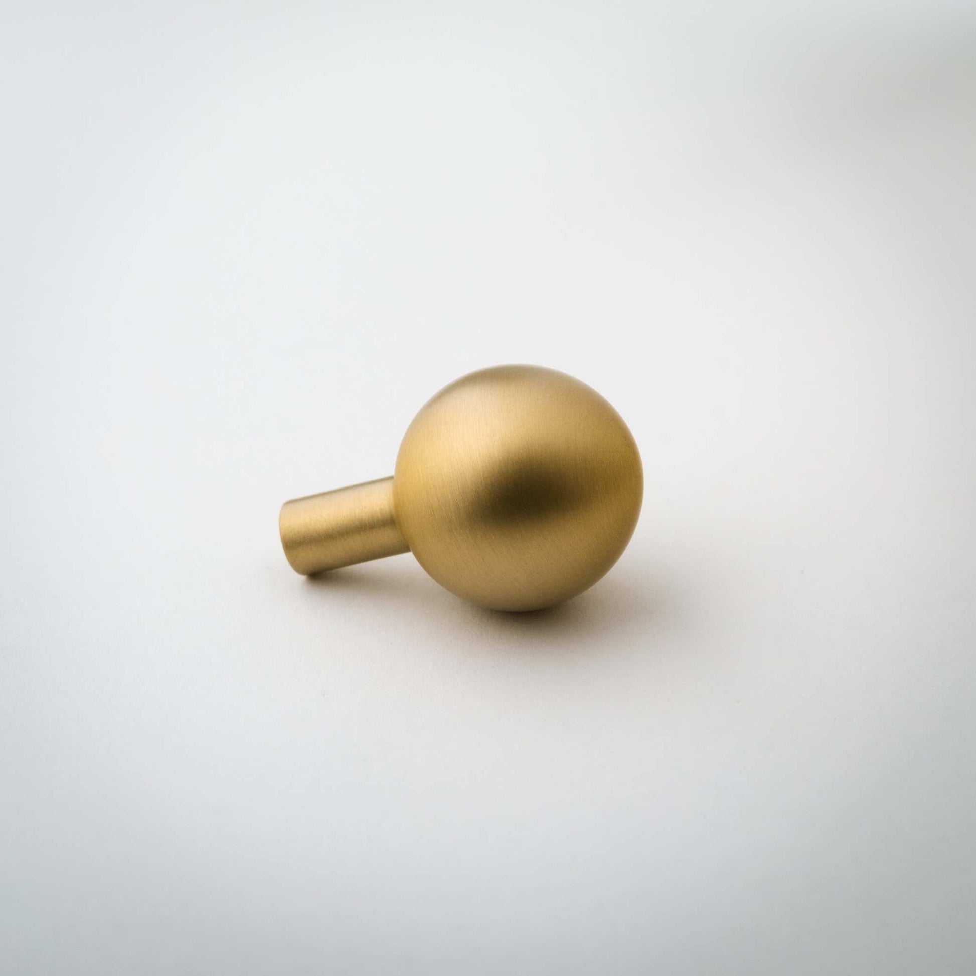 Dumas, Solid Brass Ball Knobs
Bring ideal equilibrium to contain all the volatility with Dumas.  The uniform expression brings tranquility, shining best in rooms beset by heat and light. It alKnobDumas, Solid Brass Ball Knobs