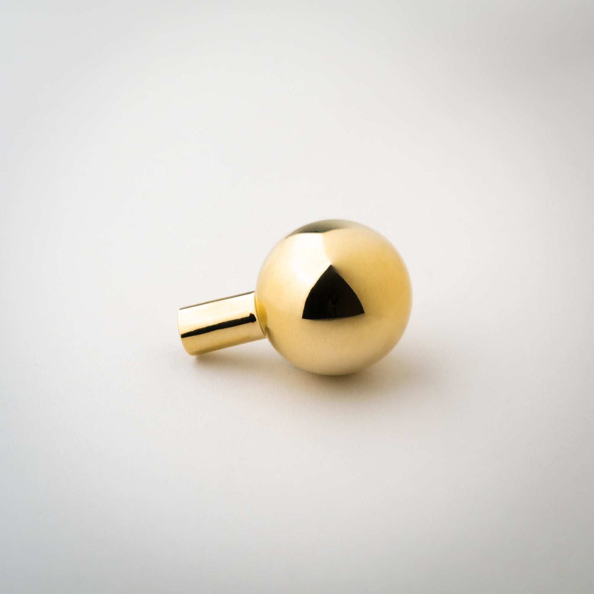 Dumas, Solid Brass Ball Knobs
Bring ideal equilibrium to contain all the volatility with Dumas.  The uniform expression brings tranquility, shining best in rooms beset by heat and light. It alKnobDumas, Solid Brass Ball Knobs