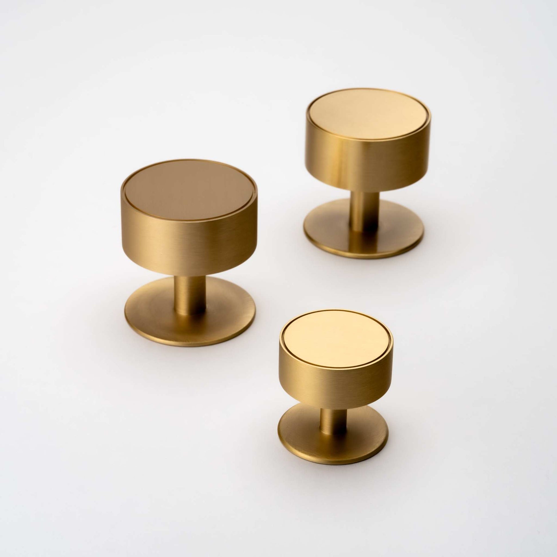 Gateau, Solid Brass Knobs
Our Gateau Knob is a distinctive take on the traditional cabinet knob. A perfect design to adorn transitional cabinet doors and drawers.
This product is not avKnobGateau, Solid Brass Knobs