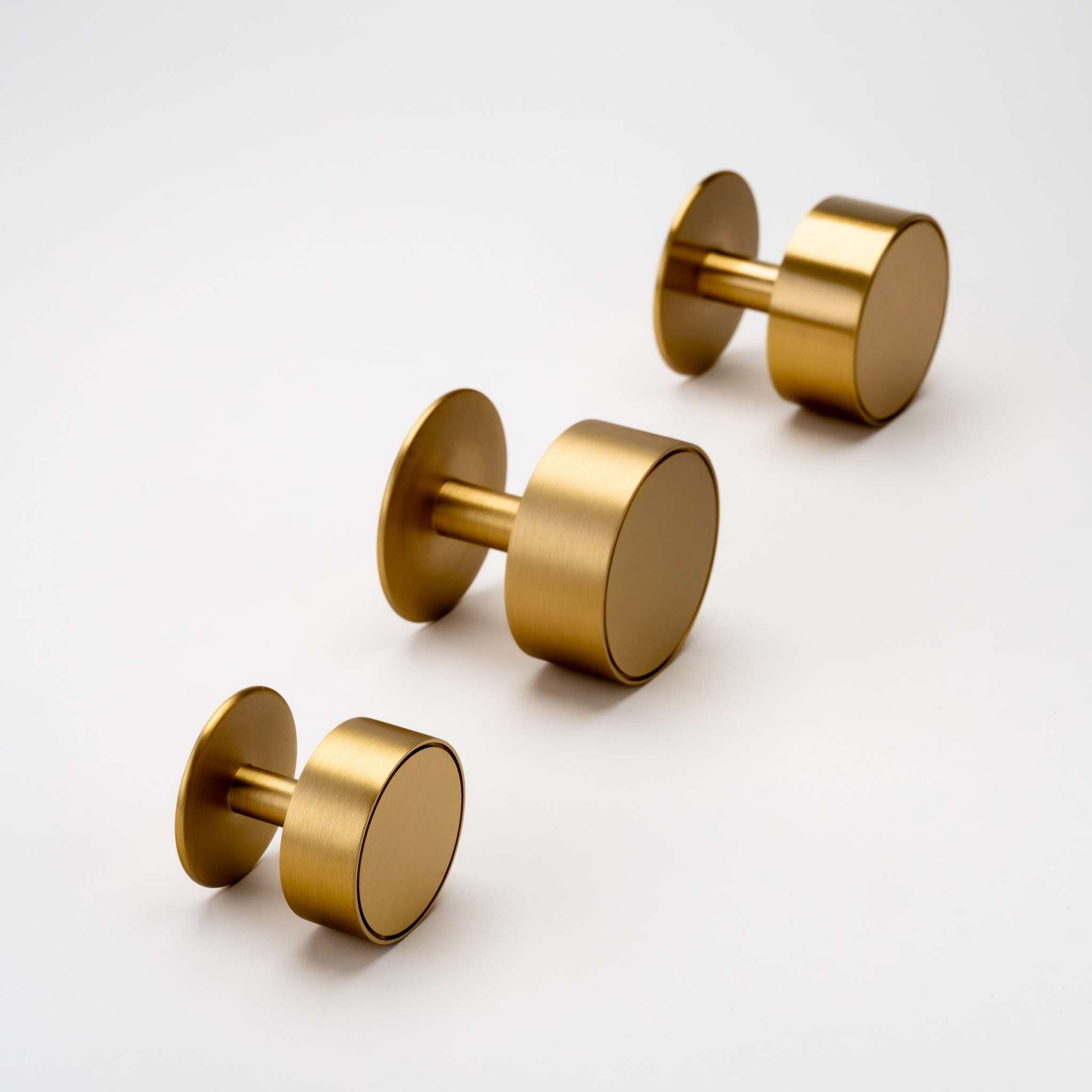 Gateau, Solid Brass Knobs
Our Gateau Knob is a distinctive take on the traditional cabinet knob. A perfect design to adorn transitional cabinet doors and drawers.
This product is not avKnobGateau, Solid Brass Knobs