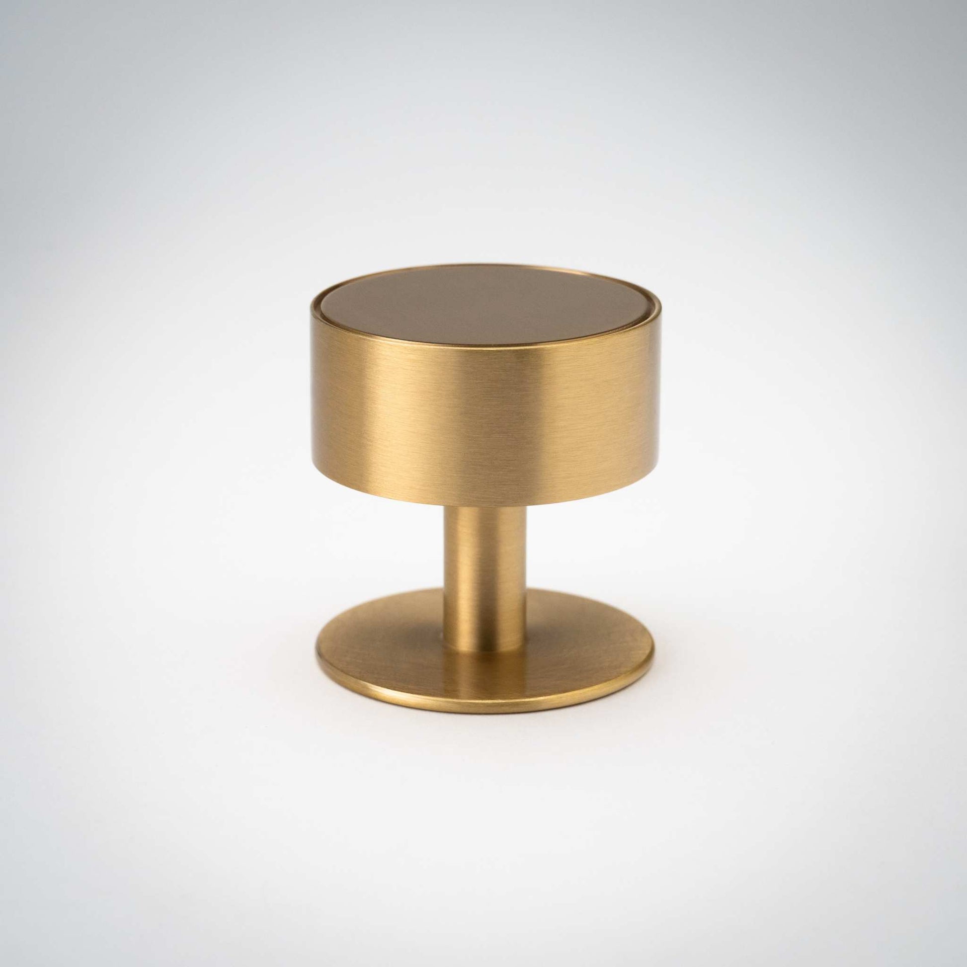 Gateau, Solid Brass Knobs
Our Gateau Knob is a distinctive take on the traditional cabinet knob. A perfect design to adorn transitional cabinet doors and drawers.
This product is not avKnobGateau, Solid Brass Knobs