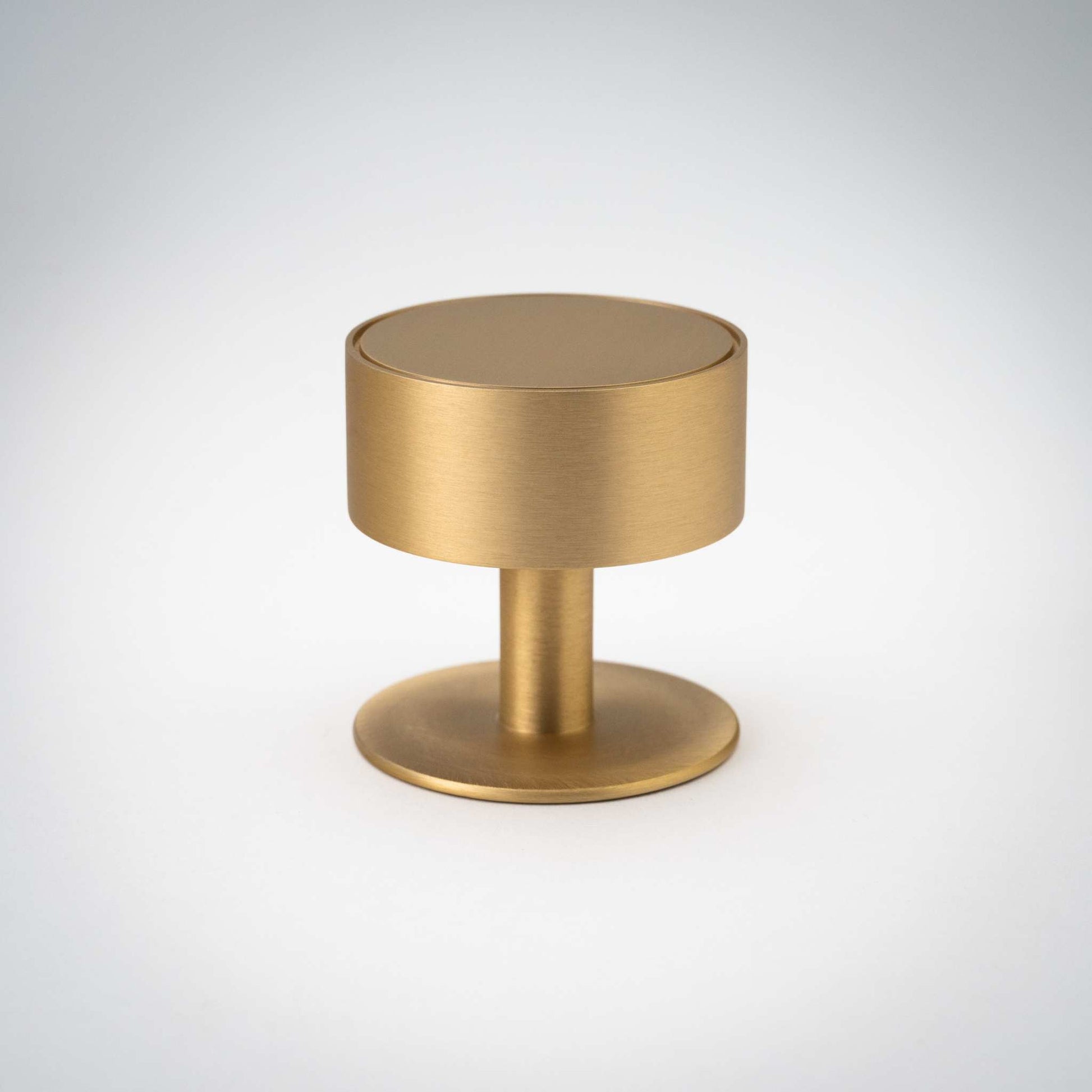 Gateau, Solid Brass Knobs
Our Gateau Knob is a distinctive take on the traditional cabinet knob. A perfect design to adorn transitional cabinet doors and drawers.
This product is not avKnobGateau, Solid Brass Knobs