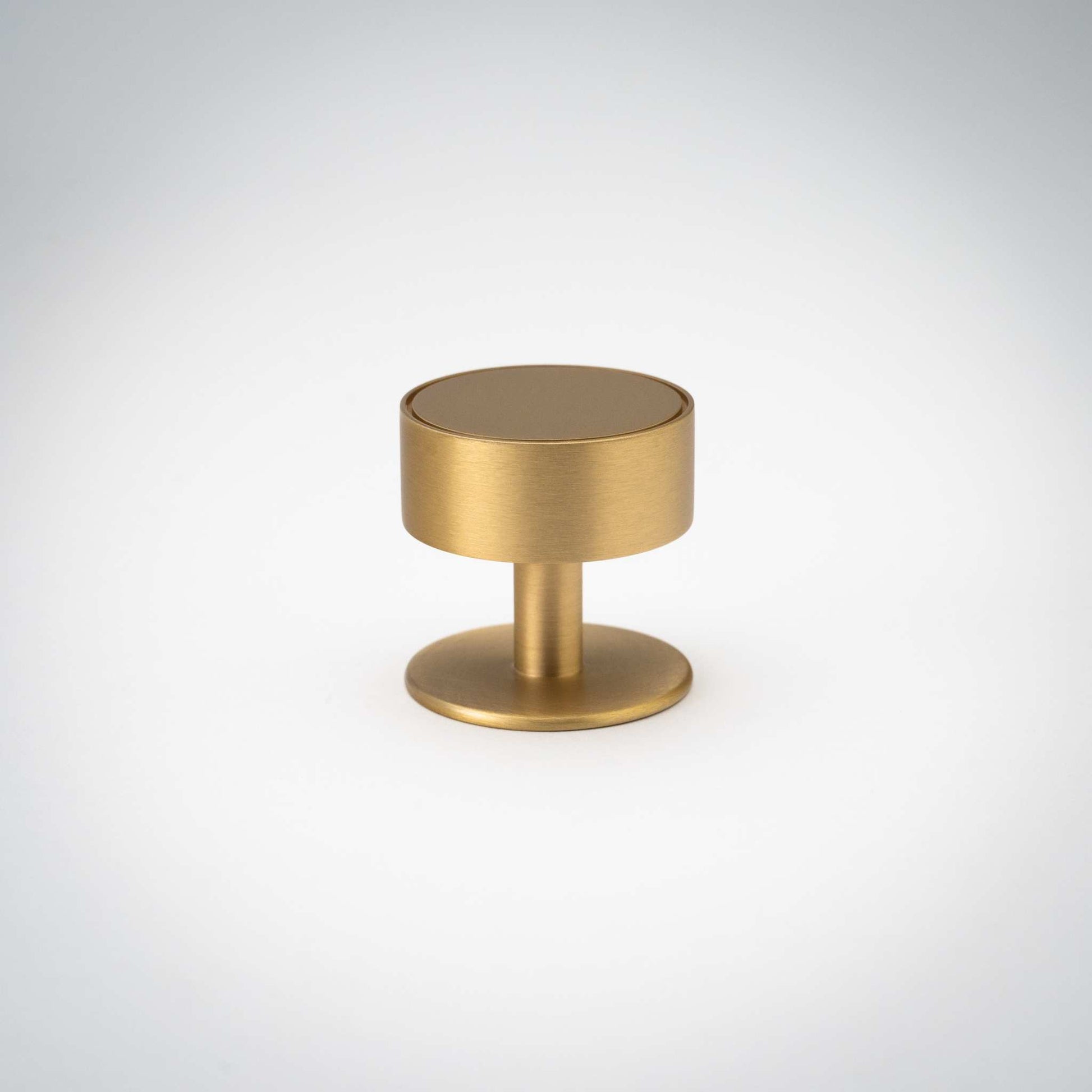 Gateau, Solid Brass Knobs
Our Gateau Knob is a distinctive take on the traditional cabinet knob. A perfect design to adorn transitional cabinet doors and drawers.
This product is not avKnobGateau, Solid Brass Knobs