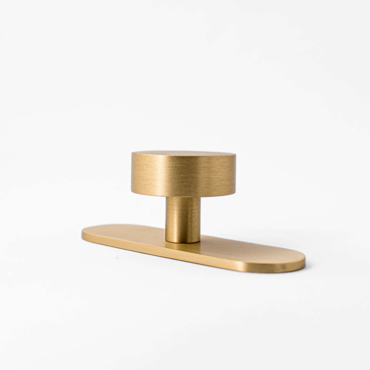 Orbital Knob, Solid Brass Knobs
Our Orbital Knob adds a touch of simplicity to any contemporary design project. The solid brass construction has an incredible weight in the hand, ensuring it wilknobOrbital Knob, Solid Brass Knobs