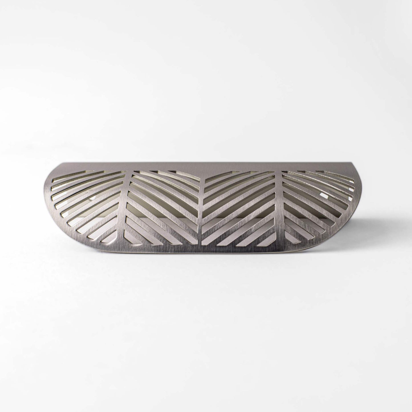 Frond, Solid Brass Edge Pulls
Frond Pull is a favorite on cabinetry in baths, laundry rooms and furniture pieces. Available in two sizes, this drawer pull offers a feminine touch and timeless pullFrond, Solid Brass Edge Pulls