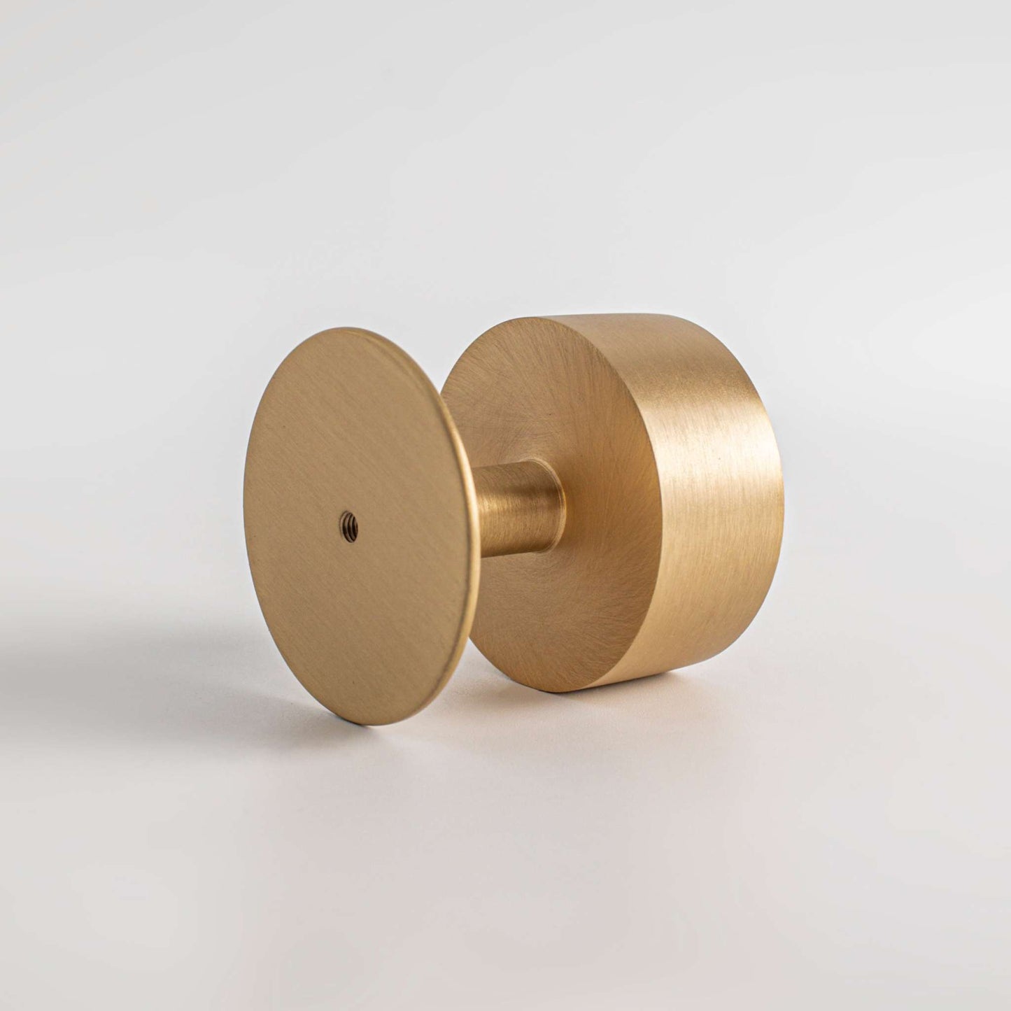Gateau, Solid Brass Knobs
Our Gateau Knob is a distinctive take on the traditional cabinet knob. A perfect design to adorn transitional cabinet doors and drawers.
This product is not avKnobGateau, Solid Brass Knobs