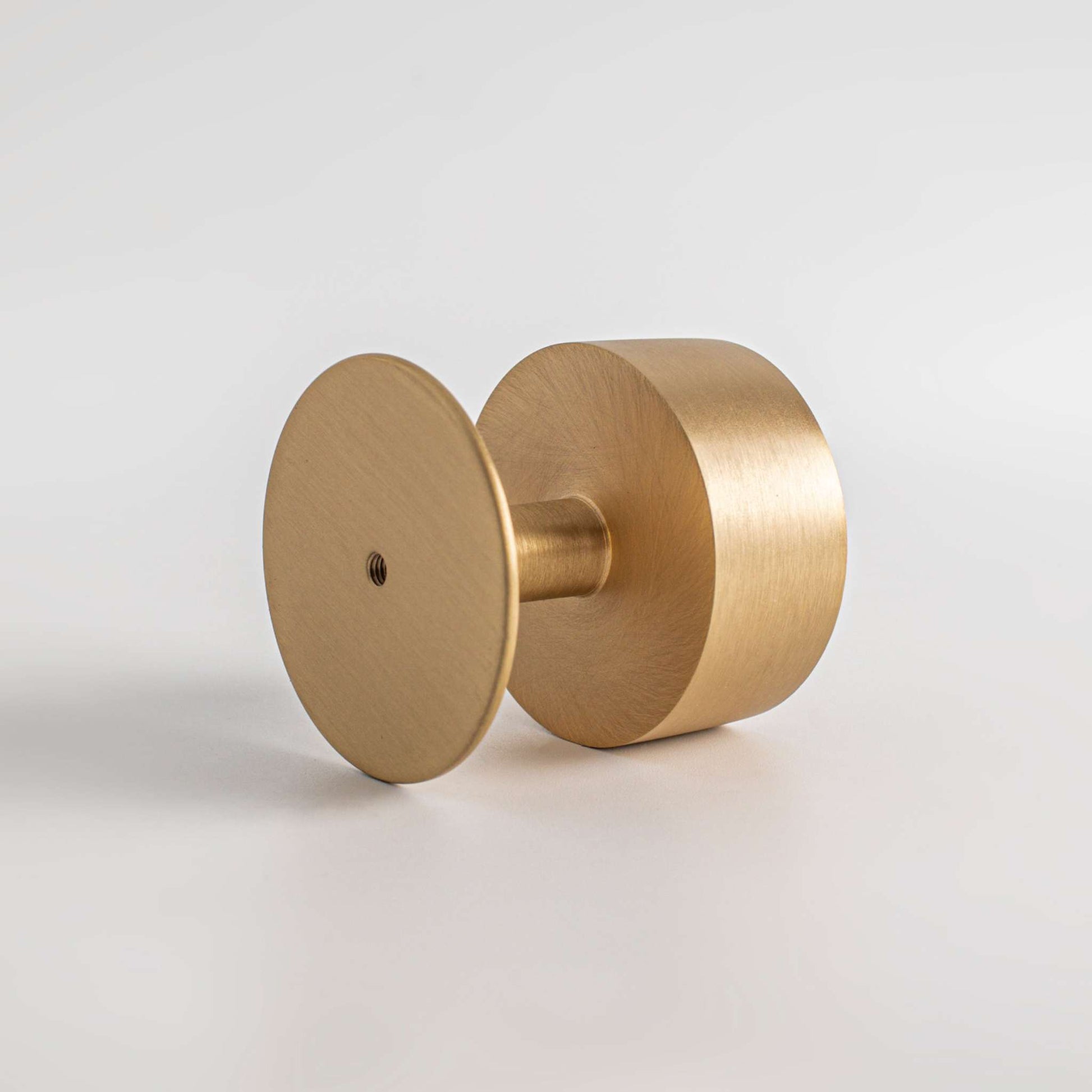 Gateau, Solid Brass Knobs
Our Gateau Knob is a distinctive take on the traditional cabinet knob. A perfect design to adorn transitional cabinet doors and drawers.
This product is not avKnobGateau, Solid Brass Knobs