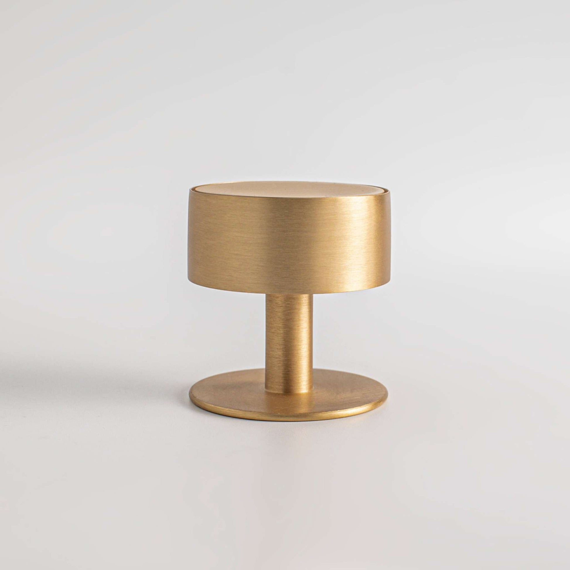 Gateau, Solid Brass Knobs
Our Gateau Knob is a distinctive take on the traditional cabinet knob. A perfect design to adorn transitional cabinet doors and drawers.
This product is not avKnobGateau, Solid Brass Knobs