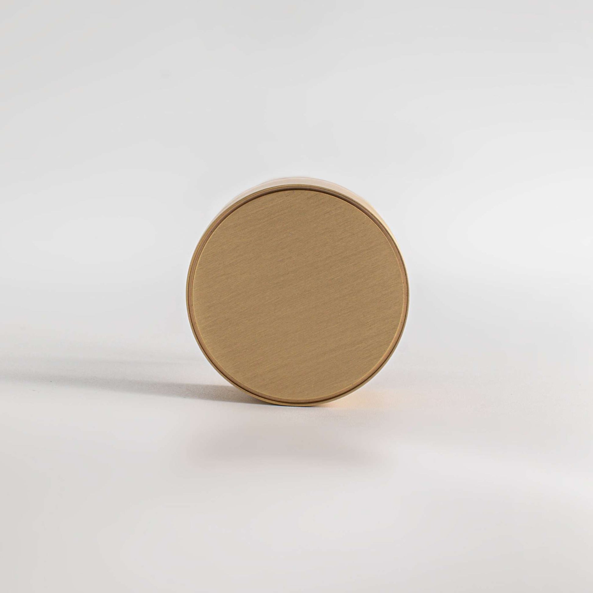 Gateau, Solid Brass Knobs
Our Gateau Knob is a distinctive take on the traditional cabinet knob. A perfect design to adorn transitional cabinet doors and drawers.
This product is not avKnobGateau, Solid Brass Knobs