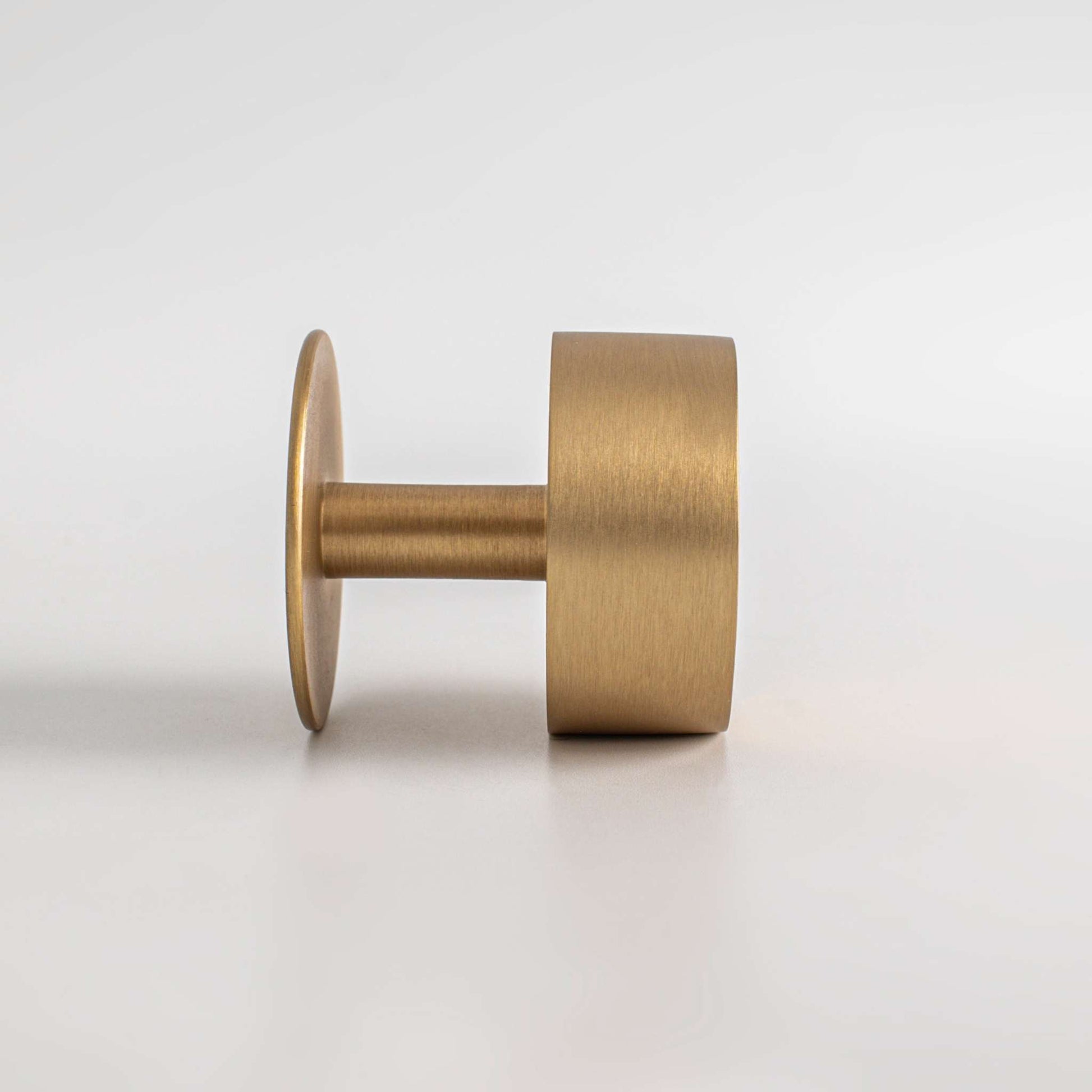 Gateau, Solid Brass Knobs
Our Gateau Knob is a distinctive take on the traditional cabinet knob. A perfect design to adorn transitional cabinet doors and drawers.
This product is not avKnobGateau, Solid Brass Knobs
