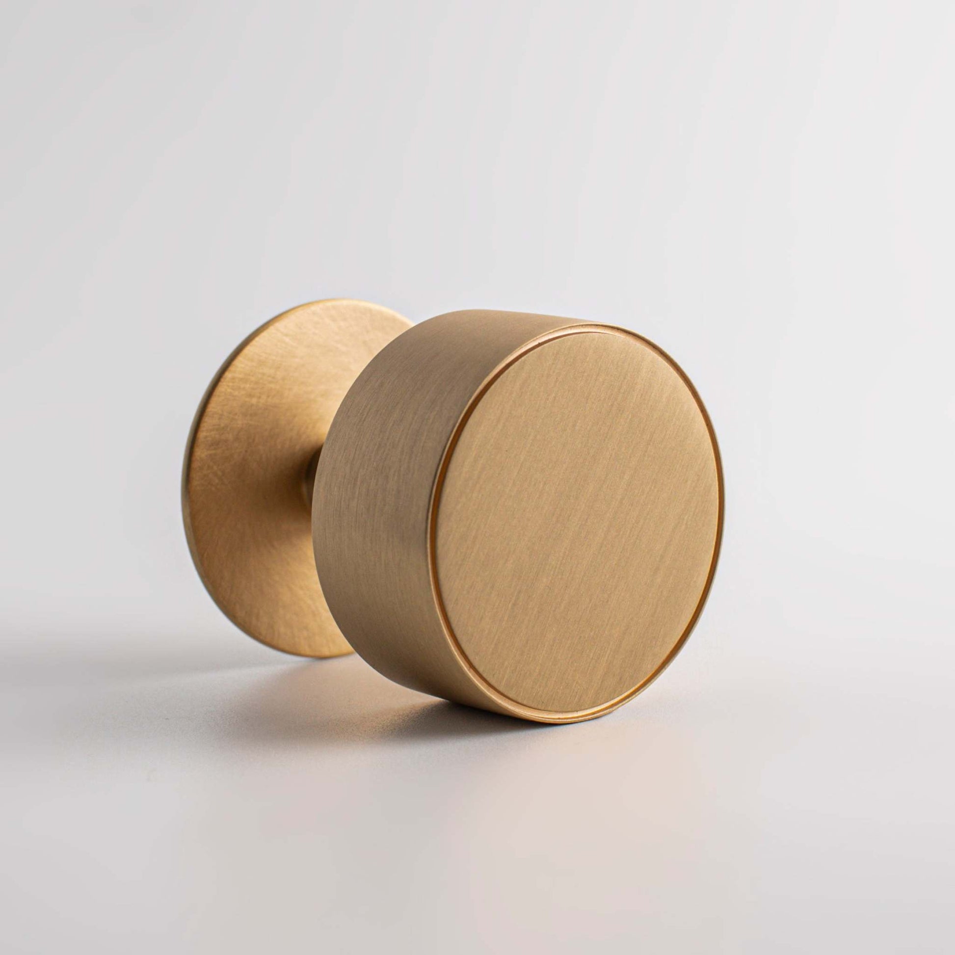 Gateau, Solid Brass Knobs
Our Gateau Knob is a distinctive take on the traditional cabinet knob. A perfect design to adorn transitional cabinet doors and drawers.
This product is not avKnobGateau, Solid Brass Knobs