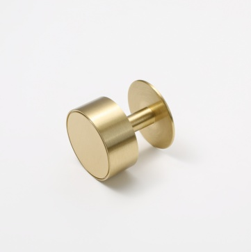 Gateau, Solid Brass Knobs
Our Gateau Knob is a distinctive take on the traditional cabinet knob. A perfect design to adorn transitional cabinet doors and drawers.
This product is not avKnobGateau, Solid Brass Knobs