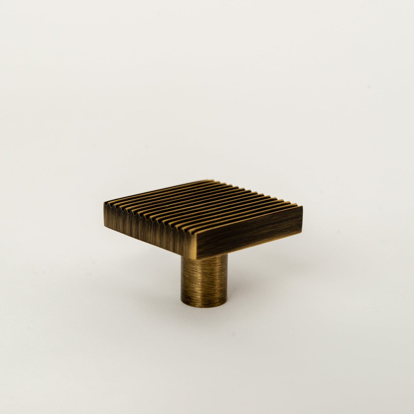 Rail, Solid Brass Knobs
Our Rail cabinet knob brings a contemporary feel to your cabinetry. The grooves add a fresh look and an unexpected layer of texture to your design. CoordinatinknobRail, Solid Brass Knobs