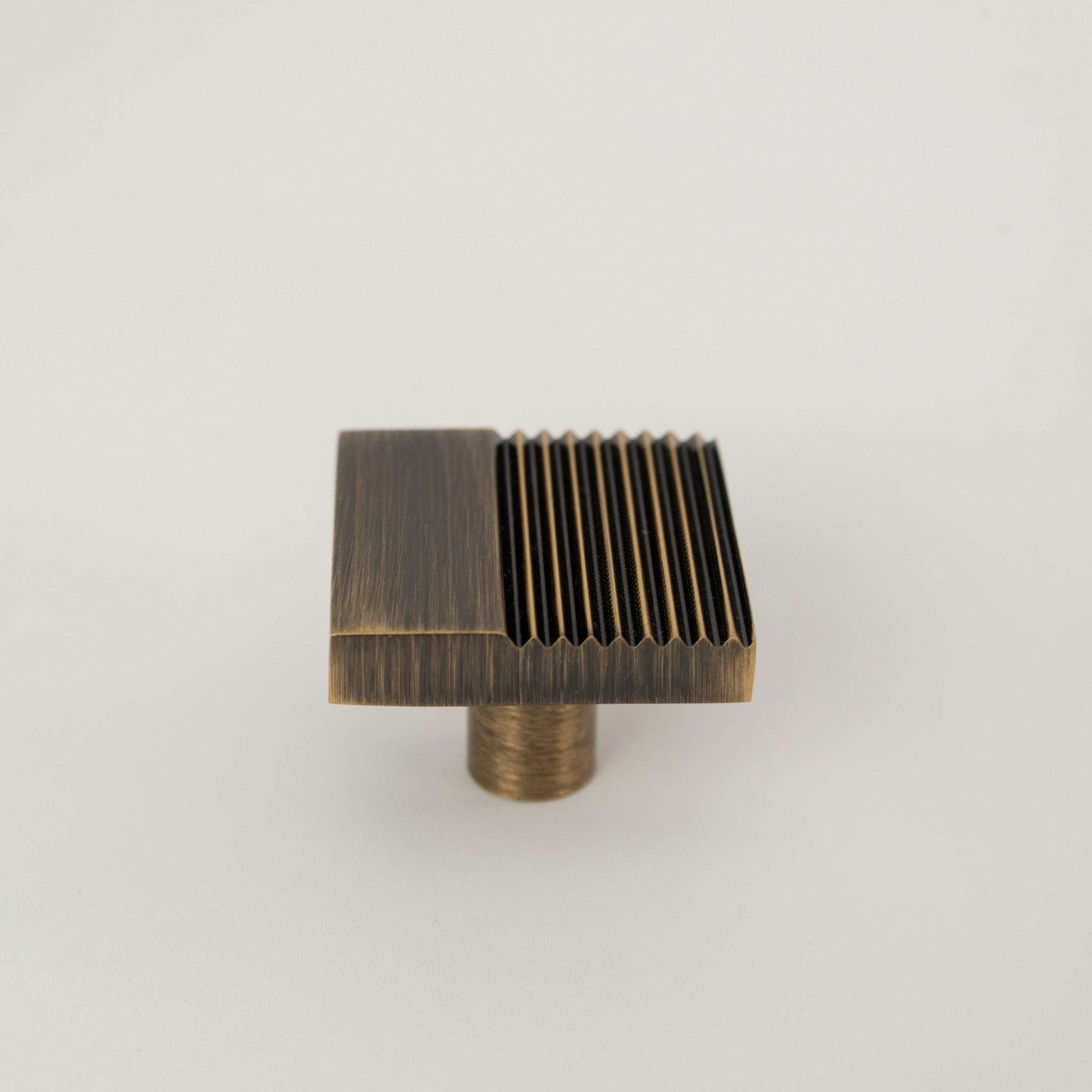 Rail, Solid Brass Knobs
Our Rail cabinet knob brings a contemporary feel to your cabinetry. The grooves add a fresh look and an unexpected layer of texture to your design. CoordinatinknobRail, Solid Brass Knobs