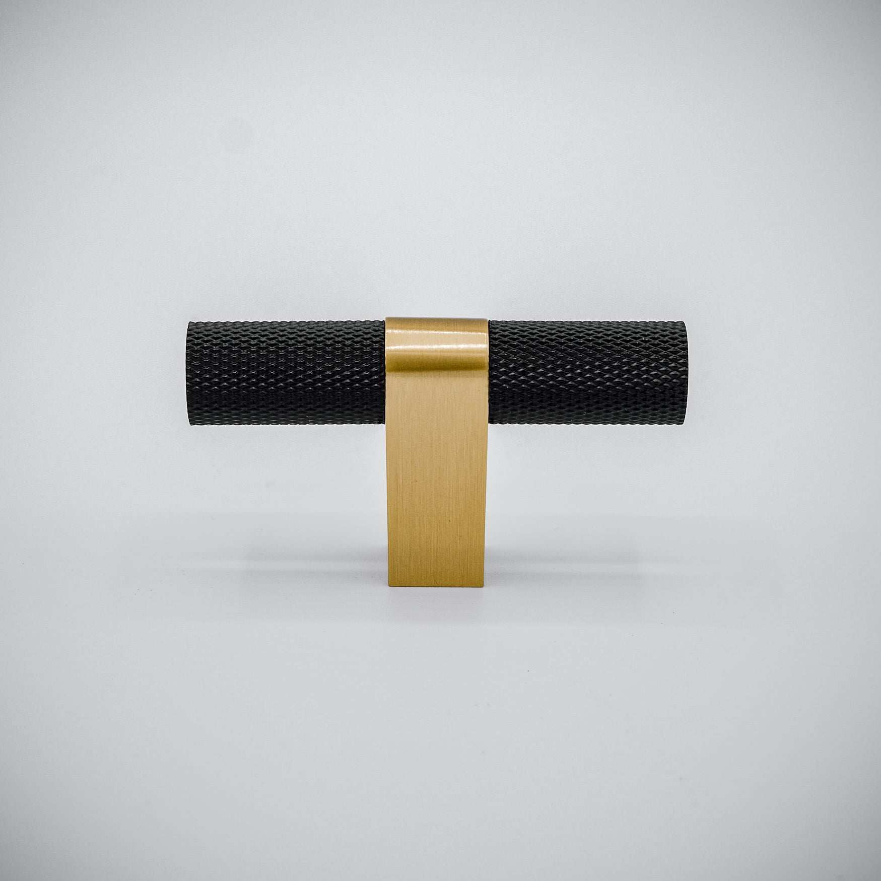 Bold, Black & Gold Knurled Solid Brass Knob
Go BOLD in your home! 
Our Bold, Black and "gold" cabinet knob brings a modern feel to your cabinetry. Its two-toned style is visually fresh, while its knurled teknobBold, Black & Gold Knurled Solid Brass Knob