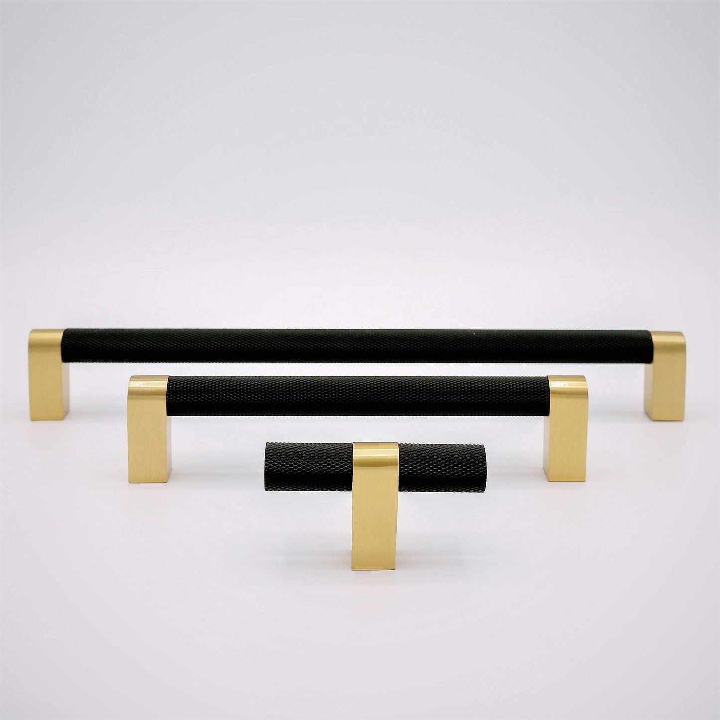Bold, Black & Gold Knurled Solid Brass Knob
Go BOLD in your home!
Our Bold, Black and "gold" cabinet knob brings a modern feel to your cabinetry. Its two-toned style is visually fresh, while its knurled teknobBold, Black & Gold Knurled Solid Brass Knob