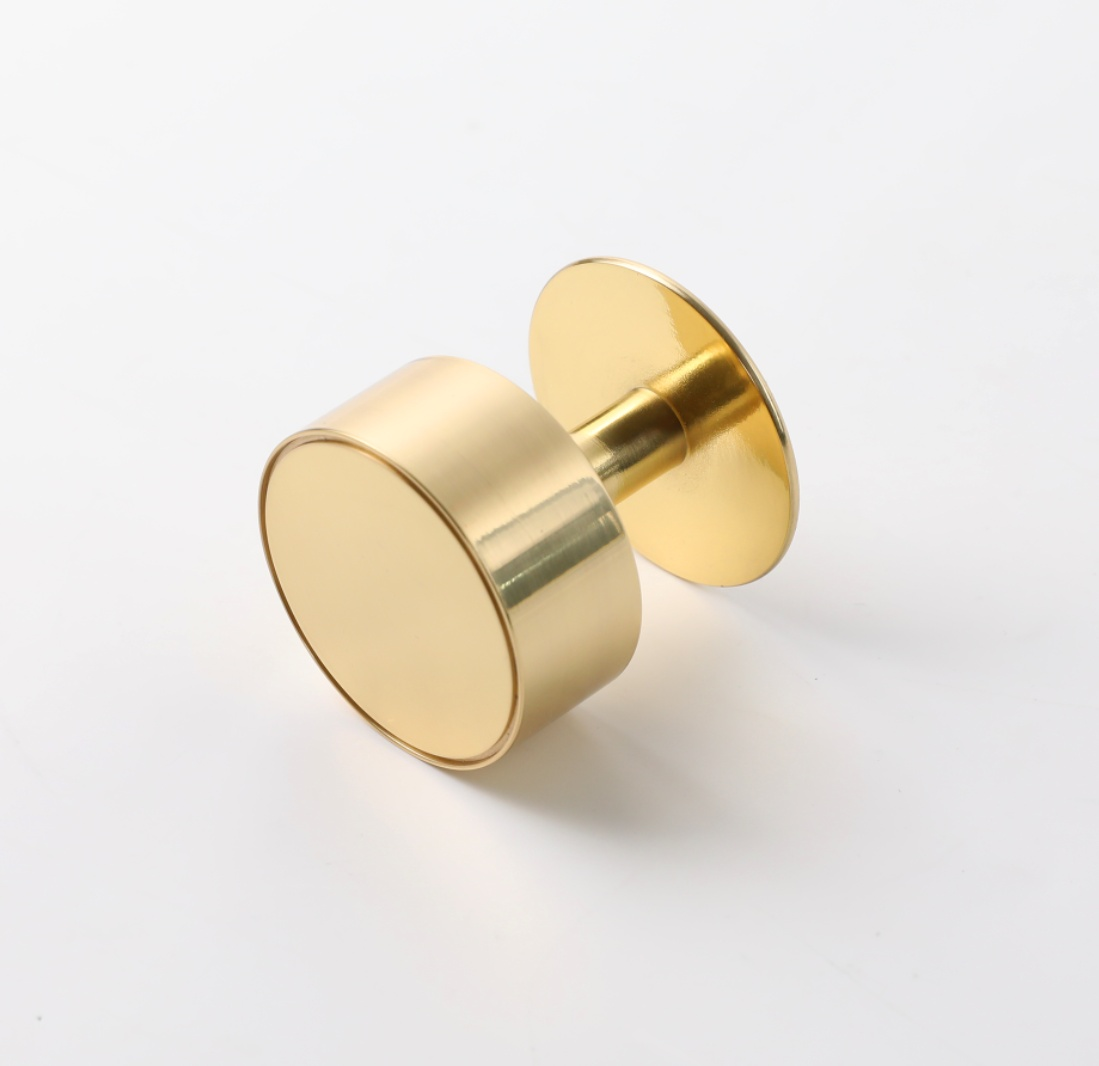 Gateau, Solid Brass Knobs
Our Gateau Knob is a distinctive take on the traditional cabinet knob. A perfect design to adorn transitional cabinet doors and drawers.
This product is not avKnobGateau, Solid Brass Knobs