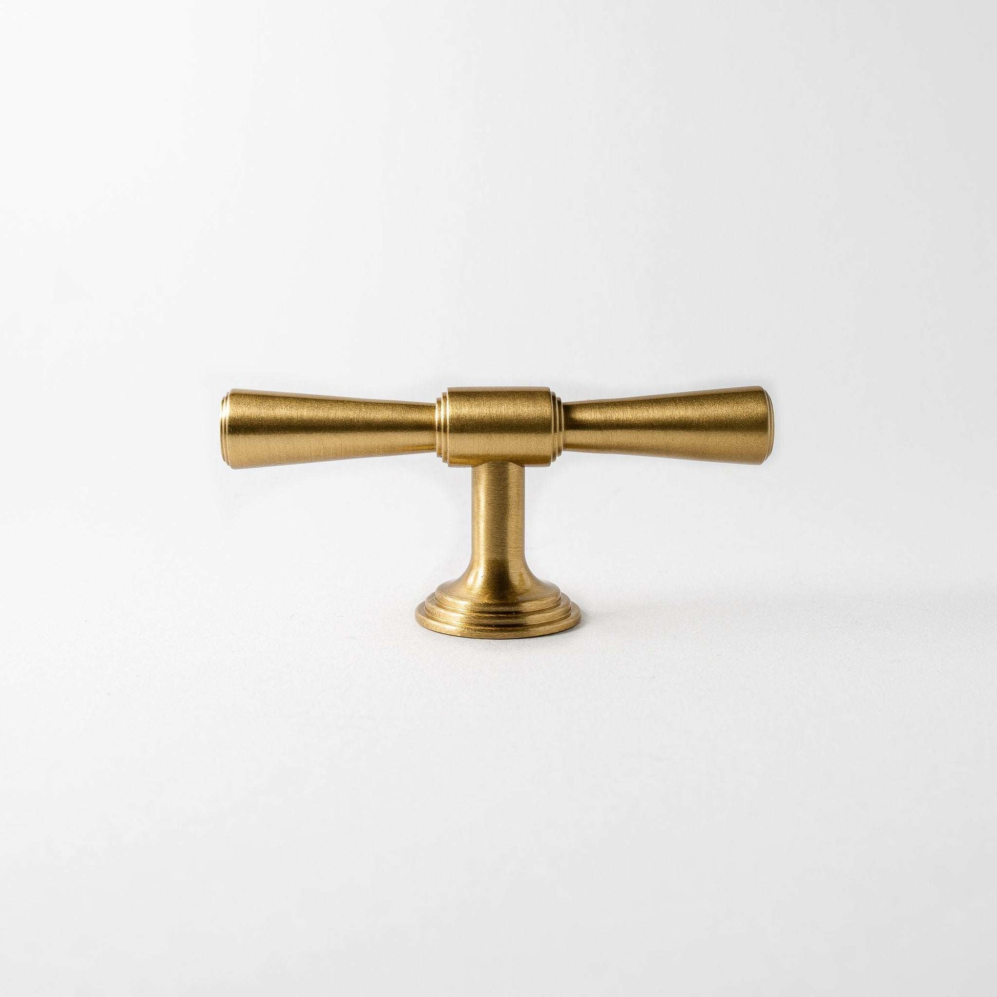Tuxedo Knob, Solid Brass Cabinet Knob
Meet Tuxedo, our new deco-inspired cabinet knob. A sleek, classic design with a modern edge. Its beautiful "stacked" base and tapered ends add visual interest, reKnobTuxedo Knob, Solid Brass Cabinet Knob