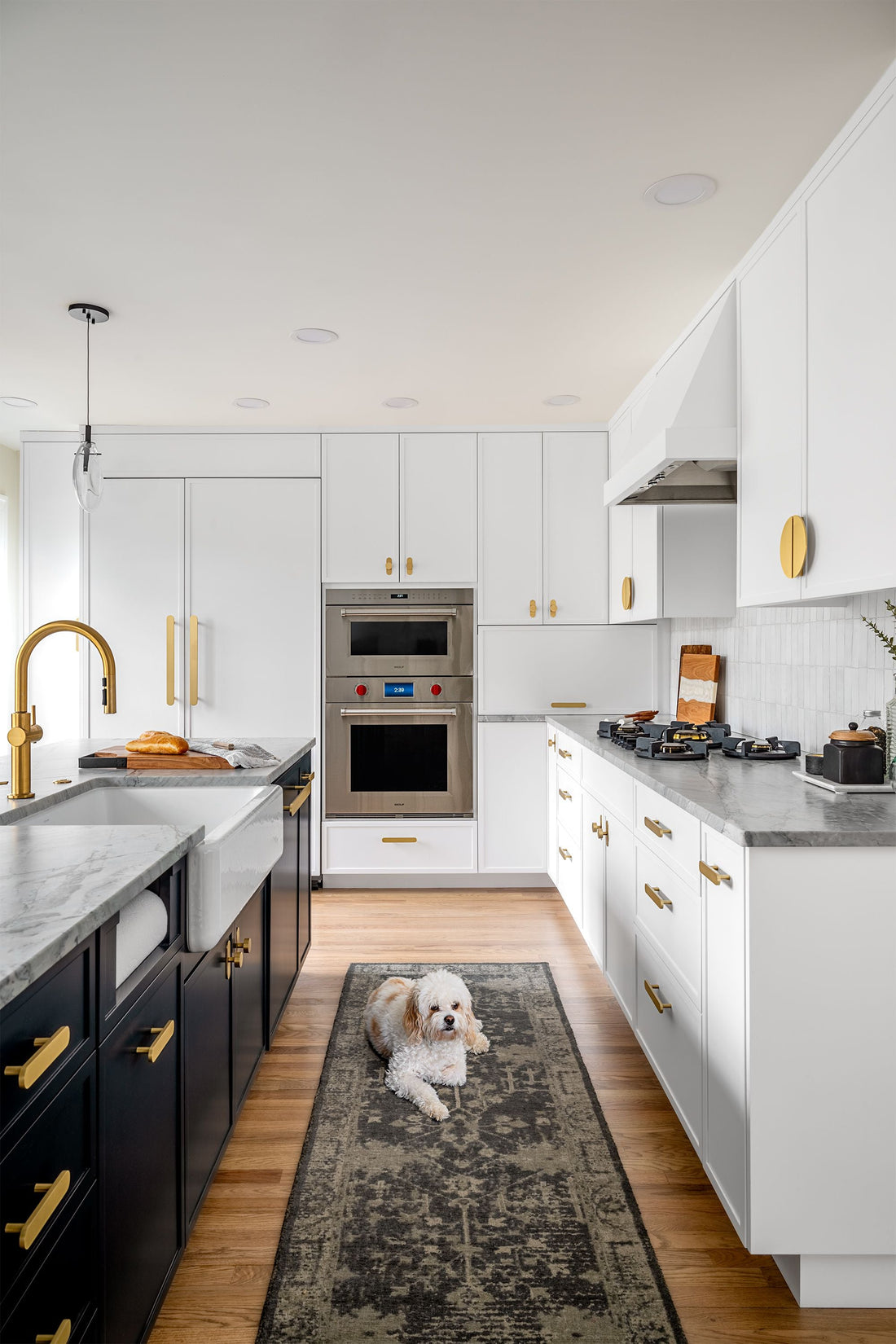 White kitchen with Inspire Hardware cabinet pulls and knobs