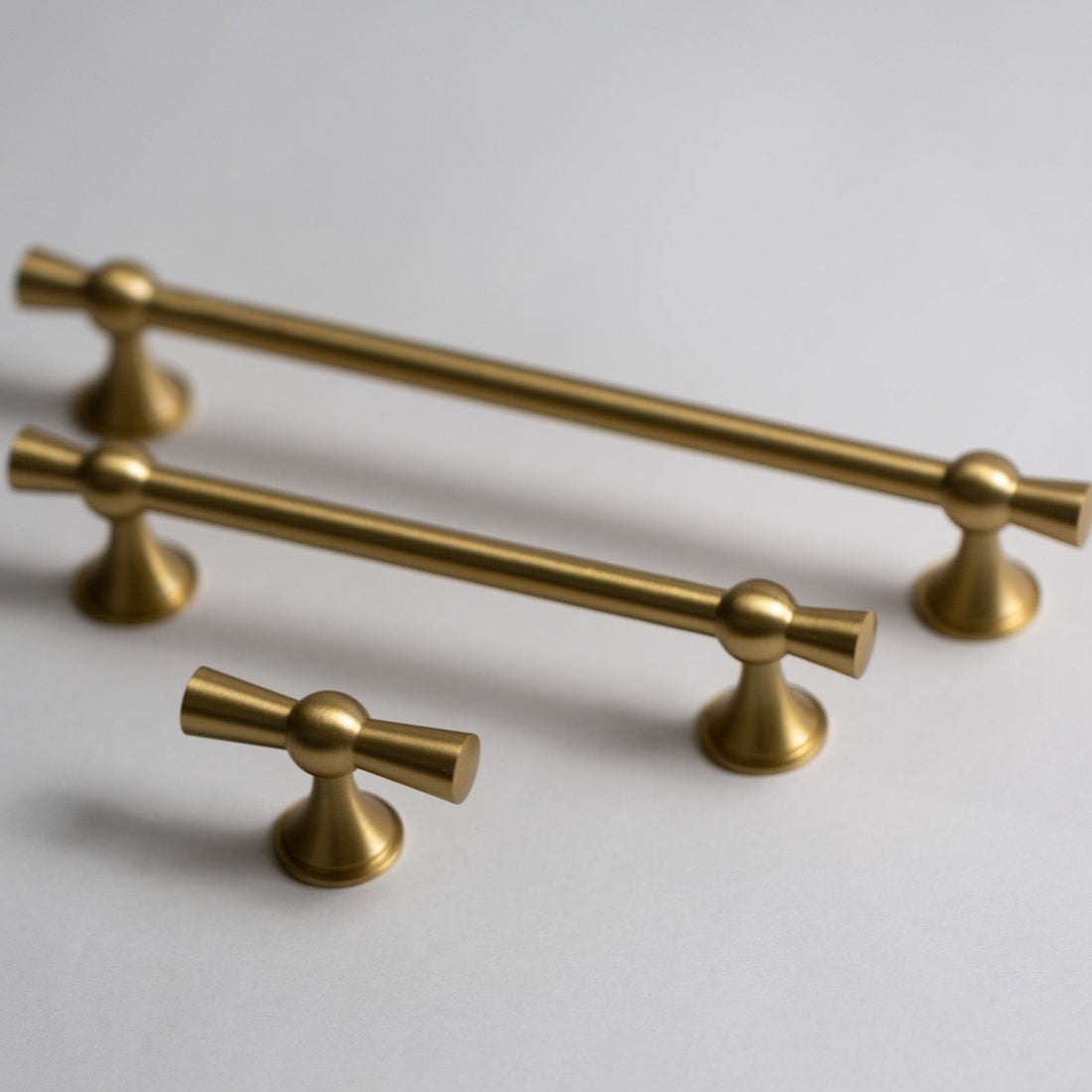 Samba cabinet pulls in two lengths alongside a separate Samba knob.