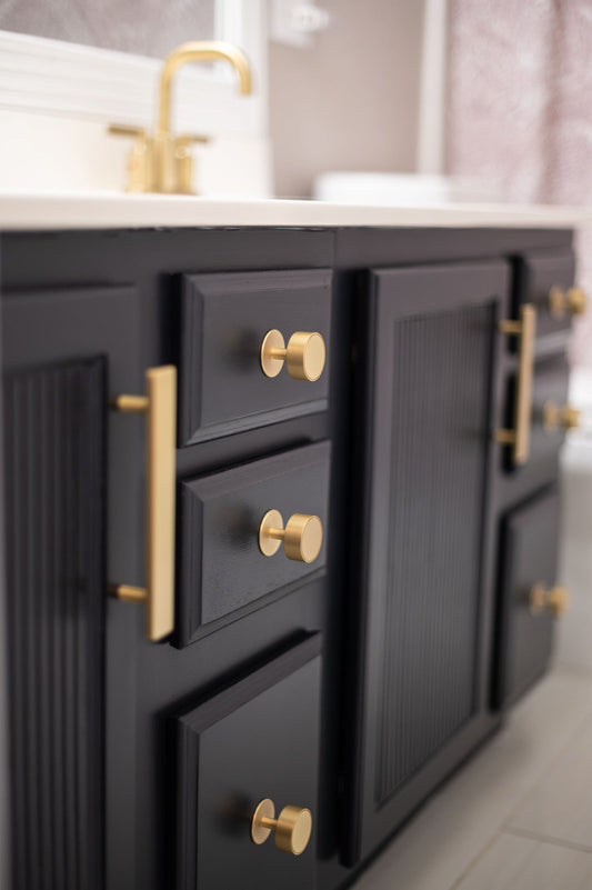 Dark bathroom vanity with round Gateau knobs and rectangular Auburn pulls