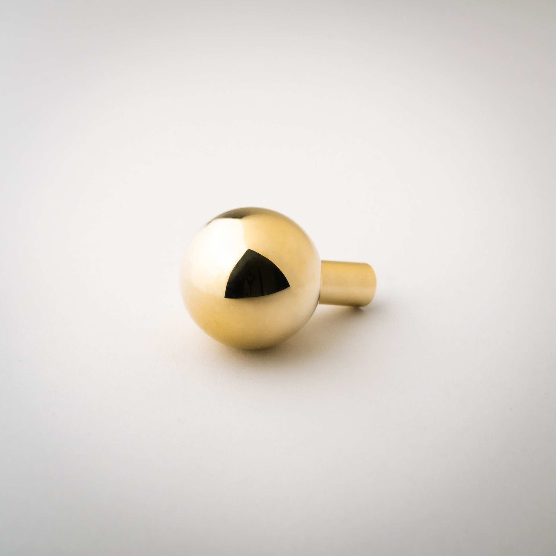 Dumas, Solid Brass Ball Knobs


Bring ideal equilibrium to contain all the volatility with Dumas.  The uniform expression brings tranquility, shining best in rooms beset by heat and light. It alKnobDumas, Solid Brass Ball Knobs