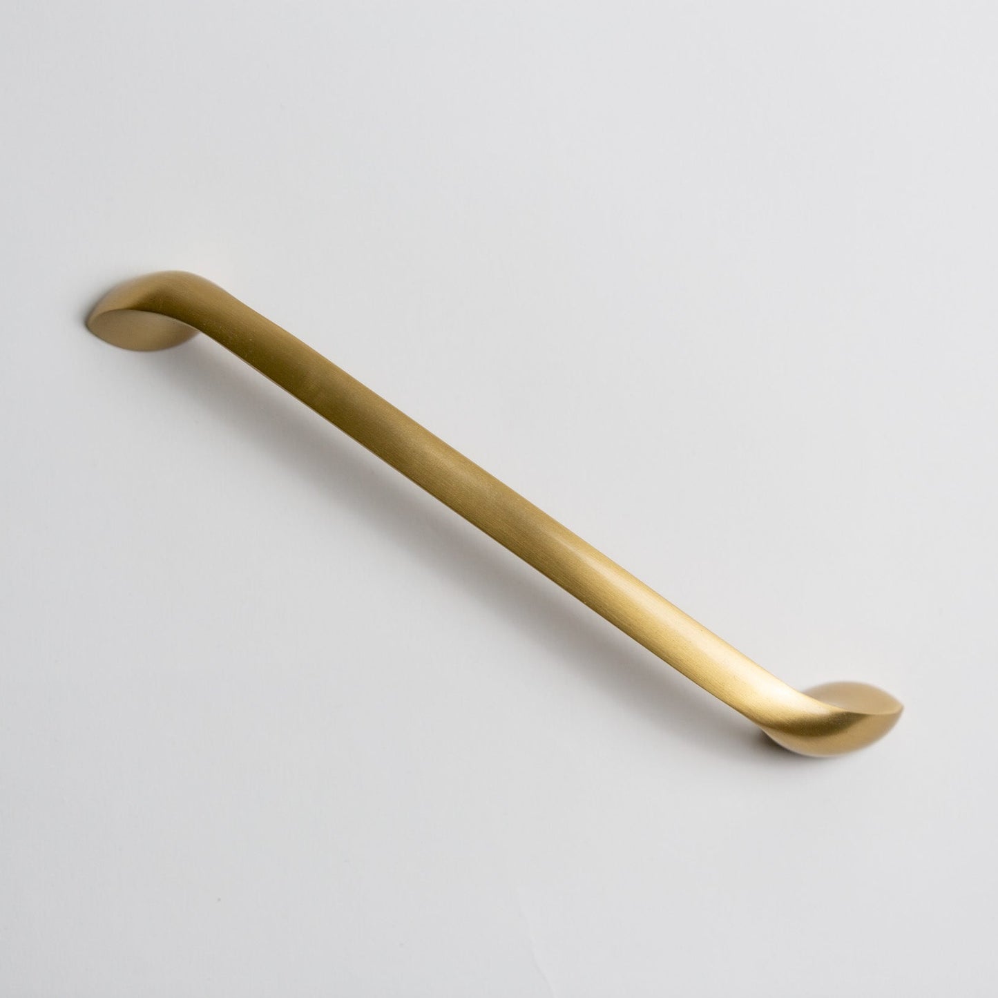 Tiradores giratorios de latón macizo para electrodomésticos.