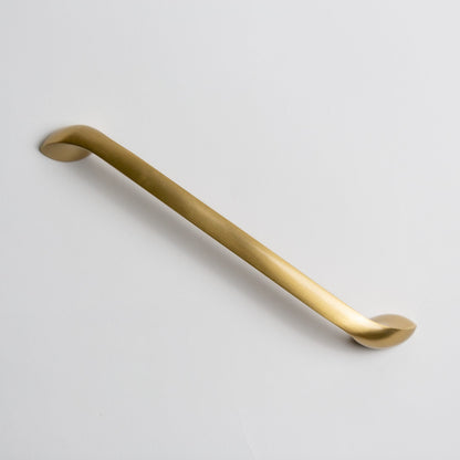 Tiradores giratorios de latón macizo para electrodomésticos.