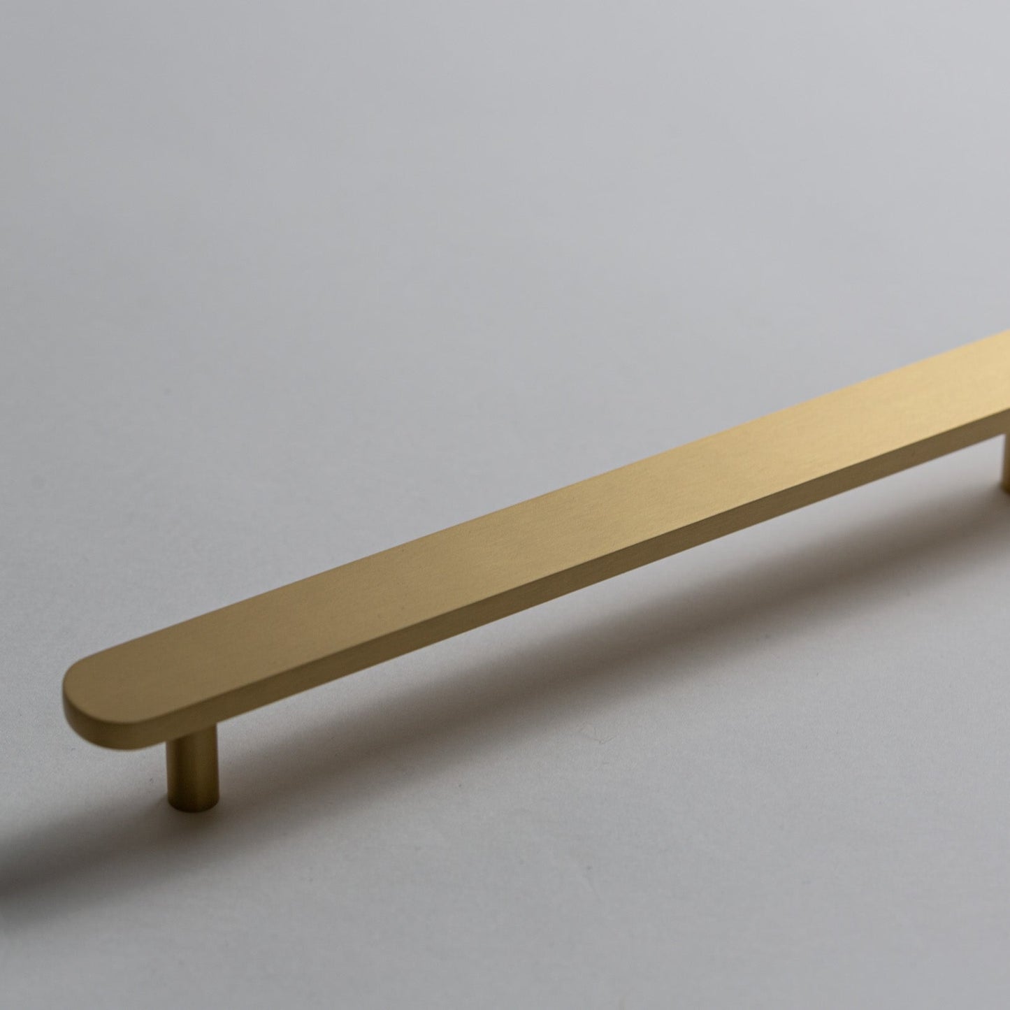 Tiradores de gabinete orbitales de latón macizo