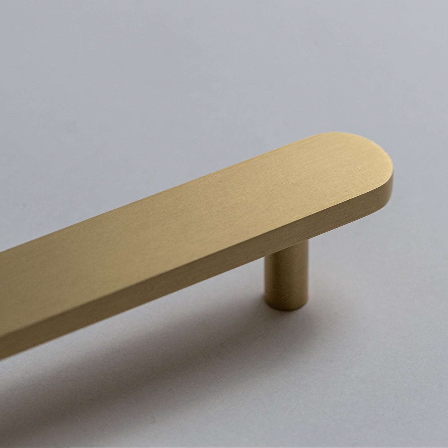 Tiradores de gabinete orbitales de latón macizo