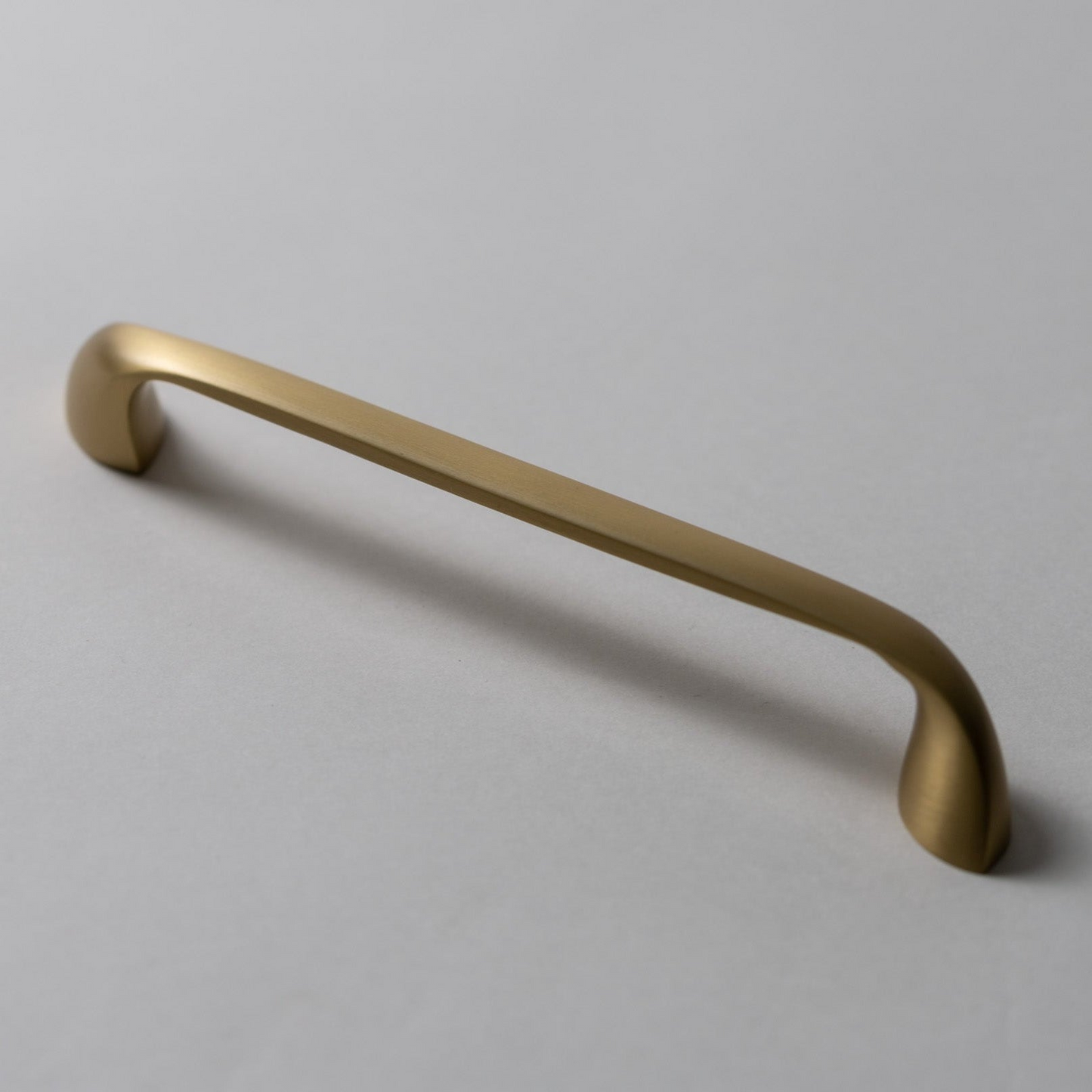 Tiradores giratorios de latón macizo para electrodomésticos.