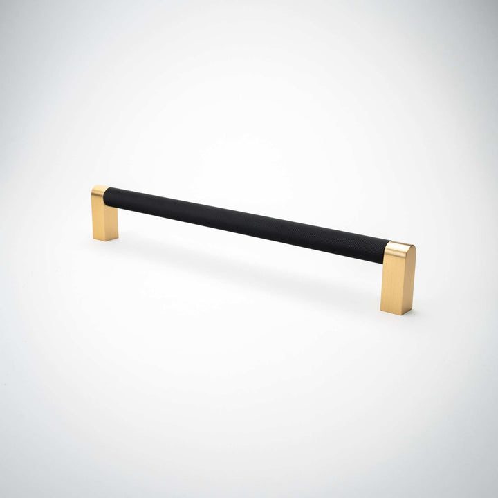 Kräftige, schwarz-goldene, gerändelte Gerätegriffe aus massivem Messing