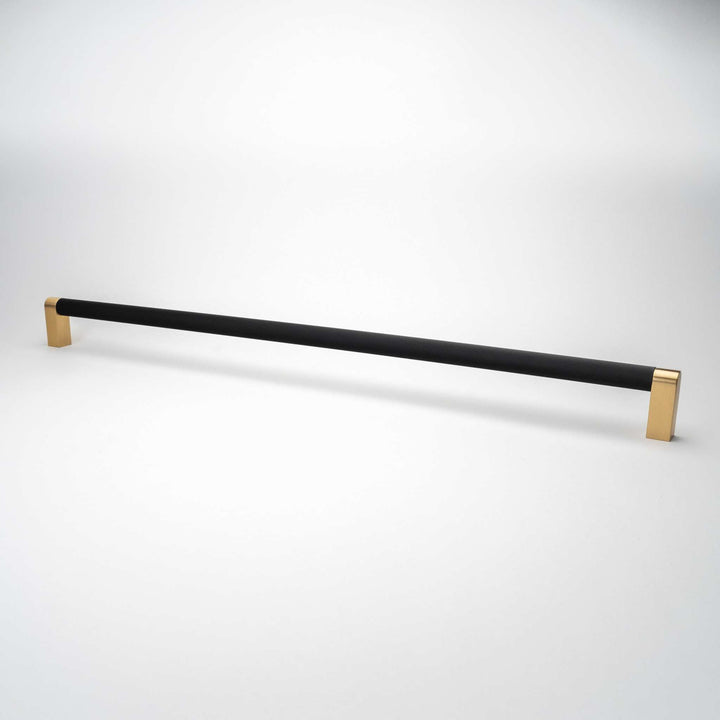 Kräftige, schwarz-goldene, gerändelte Gerätegriffe aus massivem Messing